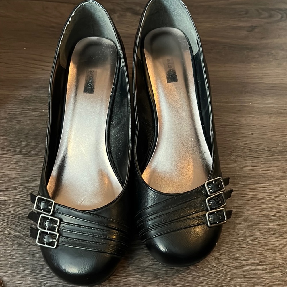 Black dress shoes. Super cute shoes that won’t disappoint! Size 9